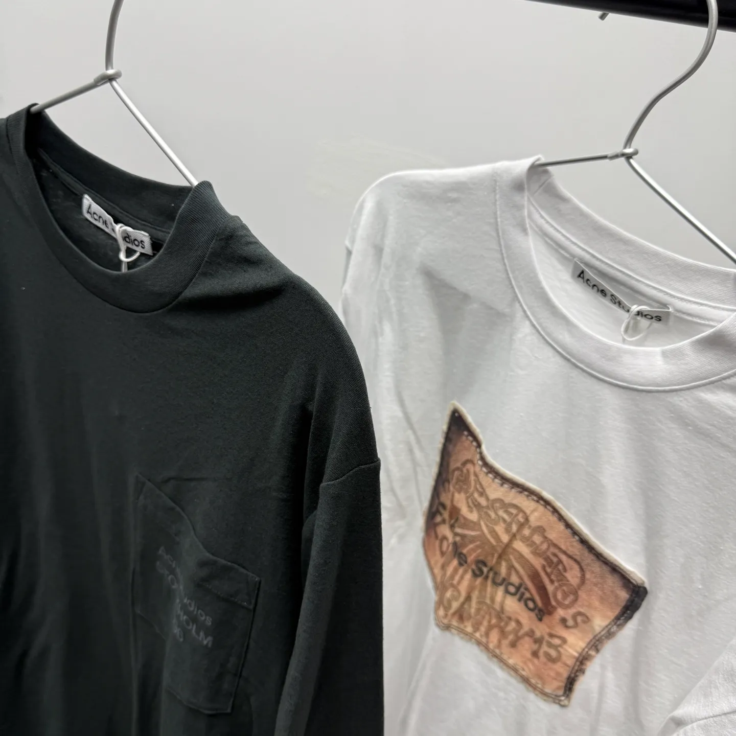 Acne T（ ） acne studios T ， ， 100% 32 180 ， ， ， ， ， ACNE STUDIOS logo T ， ， 85% ，15 ， ， ， Sizes A， 160， 100， S B， 165， 120， M C： 170， 140， L Size： S 69.5 48.5 113 67.5 M 71.5 50 117 68.5 L 73.5 51.5 121 69.5 Size： S/36 68 45.5 110 67 M/38 70 47 114 68 L/40 72 48.5 118 69